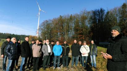 Bild: gf
Über einen Ausbau der Windenergie im Landkreis Amberg-Sulzbach informierte Andreas Wilczek (rechts), der Geschäftsführer der „Bürgerwind Freudenberg Oberland“, bei einer Informationsveranstaltung, zu der das Zentrum für erneuerbare Energien und Nachhaltigkeit (ZEN) nach Witzlricht, den Standort der ersten Windräder im Landkreis eingeladen hatte.