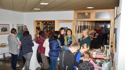 Bild: fjo
Reger Betrieb bestimmt die "Mondscheinausleihe" des Büchereiteams unter Leitung von Gertie Kreuzer (Mitte, Zweite von rechts) mit Buchvorstellungen, Sekt und Häppchen.