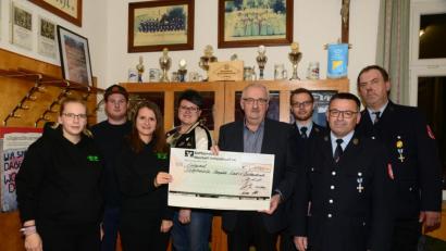 Bild: bey
Herbert Putzer, Vorsitzender der Kinderkrebshilfe Oberpfalz Region Nord (Mitte) freut sich über die gemeinsame großartige Spende der Katholischen Landjugend und des Obst- und Gartenbauverein (links) sowie der Feuerwehr Burkhardsrieth.
