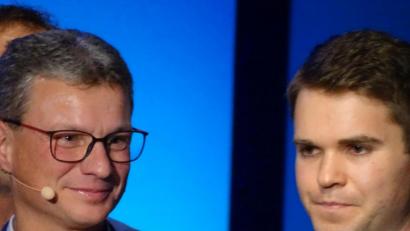 Bild: Houschka
Der 27-jährige Marco Heß (rechts) hat an der OTH Amberg-Weiden studiert und eine herausragende Arbeit geschrieben. Dafür erhielt er jetzt in München als einer von insgesamt 33 Absolventen den Kulturpreis der Bayernwerk AG. Wissenschaftsminister Bernd Sibler (links) gratulierte.