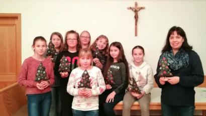 Bild: fjo
Anke Kretschmer (rechts) präsentiert mit dem eifrigen Nachwuchs alle auf den Nähmaschinen entstandenen Bäumchen.