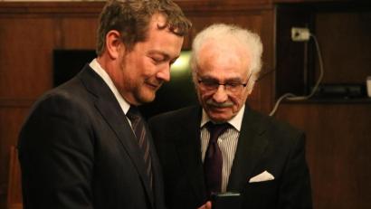 Bild: exb/Sebastian Dippold
Oskar Schwarz (rechts) nimmt die Helmut-Rothemund-Medaille von Uli Grötsch sichtlich gerührt an.
