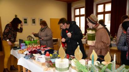 Bild: bey
Mit einem wunderschönen Sortiment startet der Katholischer Frauenbund in Pleystein mit seinem Adventsbasar in die vorweihnachtlich Zeit.