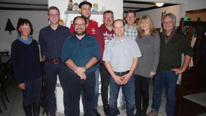 Bild: wro
Zweite Bürgermeisterin Gabriele Hawranek (links) gratulierte den Nominierten, die für die Freien Wähler ins Rennen um einen Platz im Gemeinderat gehen. Gabriele Hawranek ist nicht mehr darunter. Vorsitzender Stephan Ott (Dritter von rechts) versprach eine faire Wahlbewerbung.