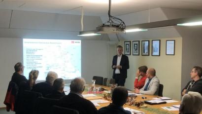 Bild: obe
Die Projektvorstellung Bahnstreckenausbau Neusorg durch Projektleiter Engelmann im Neusorger Gemeinderat.