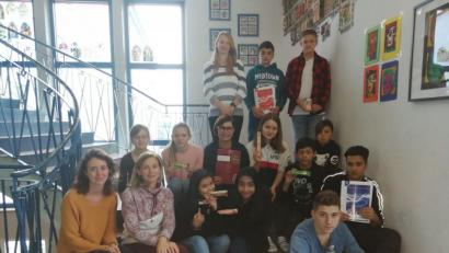 Bild: Dreifaltigkeits-Mittelschule/exb
Sie führen den neuen Laden in der Dreifaltigkeits-Mittelschule: Die Kinder und Jugendlichen aus der 7a mit den Lehrerinnen Regina Reichl, Carmen Grahlmann, Carina Graßmann (von links) und Agnes Roberson (oben).
