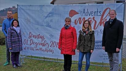 Bild: twi
Die Organisatoren Stefan Mutzbauer, Maria Schlögl, Franziska Gradl, Nicole Wiederer und Bürgermeister Konrad Kiener (von links) werben vor dem neuen Plakat (entworfen von Sarah Segerer und Nicole Wiederer) für den Adventsmarkt am 1. Dezember.