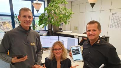Bild: Pöllath
Albert Pöllath (rechts) mit Ramona Schraml (Innendienst) und Maximilian Dadder. Für sie alle ist digitales Arbeiten längst Alltag.