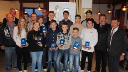 Bild: kro
Der BMV-Bezirk Oberpfalz zeichnete die neuen Bezirksmeister im Kartsport aus. Einen Sonderpreis erhielt die elfjährige Leni Reithmeier (Sechste von links), die in der Klasse 2 Deutsche Meisterin wurde. Unser Bild zeigt die Geehrten mit Bezirksvorsitzendem Horst-Otto Seidel (links), BMV-Präsident Ludwig Heining (Zweiter von links) sowie Waldershofs Zweiten Bürgermeister Karl Busch (rechts) und Kreisrat Johann Brandl (Zweiter von rechts).