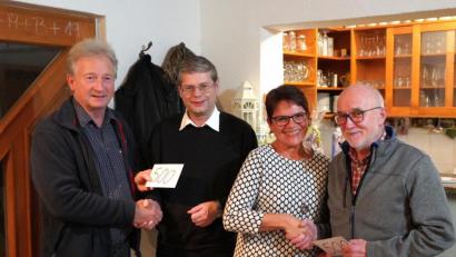 Bild: fvo
1000 Euro zur Unterstützung der Arbeit zweier Klosterschwestern. Für den Pfarrgemeinderat der Pfarrei St. Sebastian Waldthurn übergab Pfarrer Norbert Götz eine Spende von 500 Euro an Franz Wittmann (links), der das Geld der Lennesriether Schwester Diane in Südafrika zukommen lässt. Bernd Bodensteiner (rechts) unterstützt einen Kindergarten in der Slowakei, dort wird er die 500 Euro, die er von PGR-Sprecherin Birgit Bergmann erhalten hat, an die dortige Schwester Teresita übergeben.