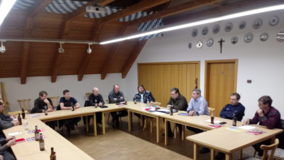 Bild: gi
Die Kommandanten der zehn Moosbacher Feuerwehren treffen sich im Gerätehaus Moosbach mit Kreisbrandmeister Thomas Kleber und Bürgermeister Hermann Ach, um den Bedarf für 2020 festzulegen.