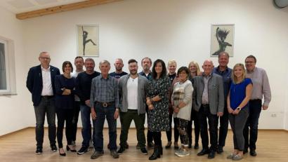Bild: Thomas Graml
Alle Geehrten des SV Raigering auf einen Blick (von links): Vorsitzender Jürgen Zweck, Stellvertreterin Christina Püschl, Markus Meier,Dritter Vorsitzender Joachim Pirzer, Anton Hösl, Wolfgang Neller, Kilian Pongratz, Alfred Schuller, Ulrike Albrecht, Sieglinde Weigl, Johanna Frischmann, Maria Meyer, Manfred Frischmann, Sepp Teichmann, Schriftführerin Laura Mois und Schatzmeister Markus Gilch.