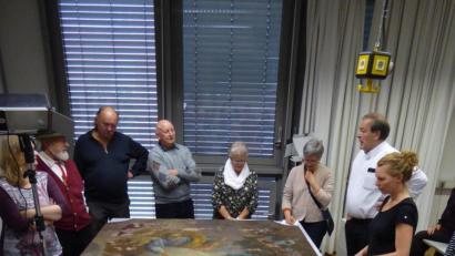 Bild: wec
Beeindruckt vom Altarbild „Jesu Taufe im Jordan“ (von links): Bürgermeister Josef Gilch, Ortsheimatpflegerin Christine Schormüller, Professor Erwin Emmerling, Restauratorin Anne Gelbrich, Hermann M. Leucht, der Vorsitzende der Bauer’schen Barockstiftung, und Kirchenpfleger Josef Beer.