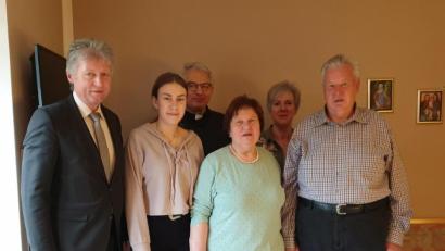 Bild: lk
Das Bild zeigt von links Bürgermeister Lothar Müller, Enkelin Laura, Pfarrer Manfred Wundlechner, Jubilarin Maria Janker, Tochter Petra und den Jubilar Josef Janker.