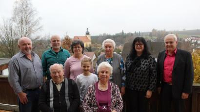 Bild: soj
„Eiserne Hochzeit feierten Alois und Berta Knott. Vorne sitzend das Jubelpaar Alois und Berta Knott sowie hinten von links Hubert Knott, Karl-Heinz Knott, Brigitte Knott, Lina Knott, Irmgard Nickl, Heidi Philipp und Günter Kopp.