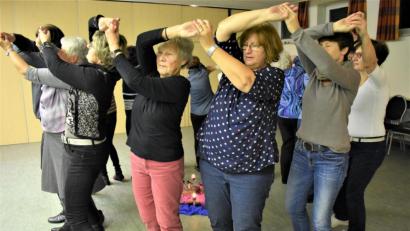 Bild: rgr
Unter der Anleitung von Margarete Hirsch (Dritte von rechts) wurde der MeditativeTanz durchgeführt.
