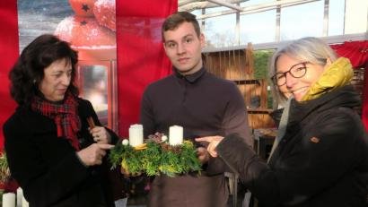 Bild: Hirsch
Albert Elias (Mitte) lässt sich derzeit zum Zierpflanzengärtner ausbilden.