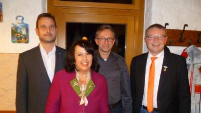 Bild: usc
Einstimmig stellen UWG und BFA Andrea Sitter (Zweite von links) als gemeinsame Bürgermeisterkandidatin auf. Symbolisch stehen (von links) Dritter Bürgermeister und UWG-Sprecher Thomas Bär, BFA-Sprecher Stephan Koller und der stellvertretende Landesvorsitzende der Freien Wähler und designierte FW-Landratskandidat, Hans Martin Grötsch, hinter ihr.