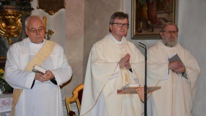Bild: jr
Pfarrer Marek Baron (Mitte) führte dieses Mal den Gebetstag um die Seligsprechung der Theres Neumann an. Mit am Altar standen Pfarrseelsorger Pater Benedikt Leitmayr (rechts) und Diakon Karl Pemsl (Deutschen Orden).