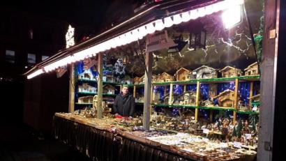 Bild: tk
Karl-Heinz Kaiser kommt seit Jahren nach Amberg, um seine Krippen auf dem Weihnachtsmarkt anzubieten. Weil es sich um viele Einzelteile und Figuren handelt, hat der Nürnberger bereits mit dem Aufbau begonnen.