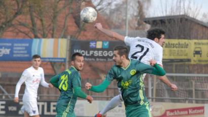 Bild: gb
Torlos endete am Samstag die Landesliga-Partie zwischen dem SV Mitterteich und dem FSV Erlangen-Bruck. Der Mitterteicher Torjäger Marco Kießling (vorne), hier im Luftkampf mit FSV-Akteur Thomas Scharrer, sah kurz nach der Halbzeit nach einem Foul am Gästetorwart die Gelb-Rote Karte.