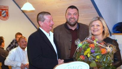 Bild: bkr
IWG-Vorsitzender Ludwig Melzner (links) wünschte Adrian Scheitler viel Erfolg beim Weg ins Rathaus. Gattin Tanja überreicht er einen hübschen Blumenstrauß.