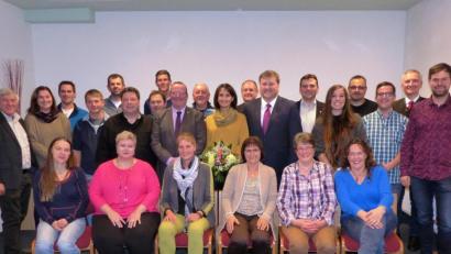Bild: jp
Stefan Braun (Siebter von rechts) mit seiner Frau Danilela (mit Blumenstrauß) und den CSU-Kandidaten für die Gemeinderatswahl in Kastl.