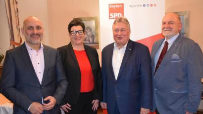 Bild: bö
Auf Einladung von OB-Kandidatin Birgit Fruth war SPD-Verkehrsexperte Martin Burkert (Zweiter von rechts) in die Alte Kaserne gekommen. Auch Europaabgeordneter Ismail Ertug (links) und Stadtverbandsvorsitzender Martin Seibert (rechts) wollten wissen, wie es mit dem Amberger Bahnhof weitergeht.