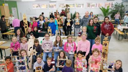Bild: do
Die Adventszeit naht. Für die Jugendabteilung des Kleintierzuchtvereins eine Zeit, die Kids zum Basteln adventlicher Dekorationen anzuregen. Der Einladung folgen 32 kleine Künstlerinnen und Künstler, deren Begeisterung über die gelungenen Werke zu spüren war
