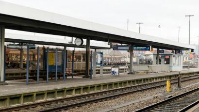 Bild: Hösamer
Der Ausbau der Bahnstrecke Marktredwitz-Regensburg, an der auch der Schwandorfer Bahnhof (Bild) liegt, ist Thema im Planungsausschuss. Ein Vertreter der Deutschen Bahn wird das Projekt vorstellen.