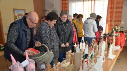 Bild: dob
Viele Besucher strömten am Samstagnachmittag ins Waldauer Pfarrheim. Dort hatte der Frauenbund des Ortsteils eine ganze Palette an adventlichen Schätzen ausgebreitet.