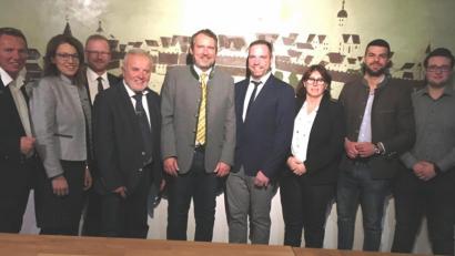 Bild: ihl
Mit dem CSU-Kandidaten für das Bürgermeisteramt Frank Zeitler (Mitte) freuen sich von links Fraktionsvorsitzender Hans-Georg Dobler, die Vorsitzende der Kreistagsfraktion Martina Englhardt-Kopf, Stadtrat Michael Giesl, Ehrenvorsitzender Bernd Hofmann, Ortsvorsitzender Tobias Knechtel, FU-Vorsitzende Marianne Forster, JU-Kreisvorsitzender Jonas Rester und JU-.Ortsvorsitzender Kilian Gradl.