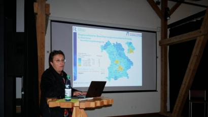 Bild: hmr
Professorin Dr. Gabi Troeger-Weiß bei ihrem Vortrag über die "Zukunftsperspektiven von Landkreisen und Gemeinden im Fichtelgebirge" im Kunsthaus Waldsassen