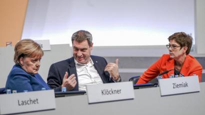 Bild: Michael Kappeler/dpa
CSU-Chef Markus Söder zwischen Bundeskanzlerin Angela Merkel (links) und CDU-Chefin Annegret Kramp-Karrenbauer.