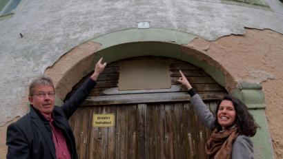 Bild: tr
Alfred Wolf und Ida Petioka vor dem Ackerbürgerhaus. Ende kommenden Jahres soll die Sanierung abgeschlossen sein.