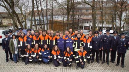 Bild: mmj
Gruppenbild der Feuerwehr-Lahrgangsabsolventen mit KBM Christian Weinfurtner (Dritter von rechts), Bürgermeisterin Birgit Höcherl (Dritte von links), Ausbildern und Kommandanten.