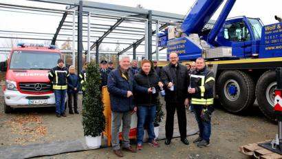 Bild: mef
Mit einem keinen Heb-Fest-Hellem stoßen (von links) Bürgermeister Günter Stich, Simon Bergler, Landrat Andreas Meier und Kommandant Felix Müller auf den aktuellen Bauabschnitt an.