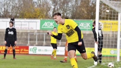 Bild: Ziegler
57. Spielminute: Der linke Amberger Innenverteidiger Mario Schmien bejubelt euphorisch sein wunderschönes Kopfballtor zum 3:0, nach einer Ecke von Kapitän Heiko Giehrl.