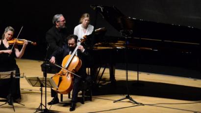 Bild: Helmut Kunz
Mit Annette von Hehn (Violine), Stefan Heinemeyer (Violoncello) und Thomas Hoppe (Klavier) hat ein großartiges Team zusammen gefunden. Sie spielen auf Augenhöhe mit legendären Namen (Beaux-Arts-Trio, Trio Fontenay)