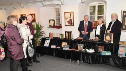Bild: hcz
Stadtrat Hans Forster, Iwona Reichel und Werner A. Reichel begrüßen bei der 10. Vernissage der Künstlerin zwei Dutzend Besucher in der Galerie im Alten Schulhaus.