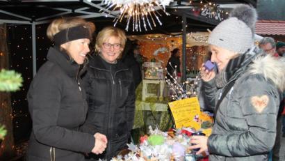 Bild: pi
"Riecht gut", findet Tanja Janker. Darüber freuen sich Brigitte Portner und Maria Träger (von links).
