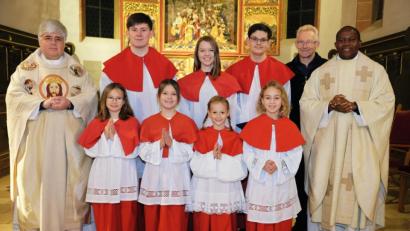 Bild: do
Vier Mädchen verstärken künftig die Ministrantenschar der Pfarrei St. Laurentius. Das Bild zeigt die Neuzugänge (ersten Reihe) mit Stadtpfarrer Thomas Jeschner, die Oberministranten Dominik Kämpf, Lea Trummer und Sebastian Schrembs, Pastoral-Referenten Alfred Kick und Vikar Victor (von links)