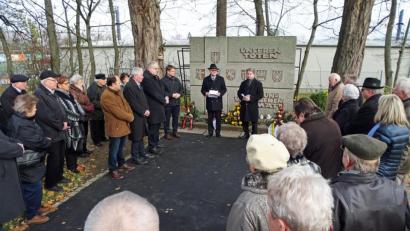 Bild: Dobmeier
Der Verstorbenen der Vertreibung und Flucht gedenken am Vertriebenenmahnmal Rainer Wagner (links am Gedenkstein) und Norbert Uschald (rechts daneben) am Totensonntag mit den Vertretern der Landsmannschaften und Mitbürgern.