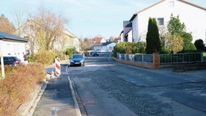 Bild: do
Zirka 350.000 Euro nimmt die Stadt in die Hand, um die in die Jahre gekommene Hopfenoher Straße zu erneuern. Doppelte Freude besteht für die Anlieger. Eine Kostenbeteiligung entfällt.