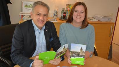 Bild: jr
Bürgermeister Roland Grillmeier und Christiane Bleistein stellten den neuen Seniorenwegweiser vor.