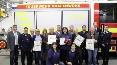 Bild: jma
Die Grafenwöhrer Feuerwehr ist stolz auf ihre treuen Mitglieder. Bürgermeister Edgar Knobloch und Vorsitzender Alexander Richter (Erster und Zweiter von links) überreichen im Beisein vieler Gäste einigen Kameraden für ihre langjährige Vereinstreue Urkunden.