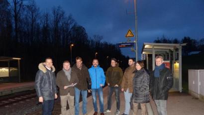 Bild: hme
Einige Gemeinderatsmitglieder und -kandidaten treffen sich mit Albert Rupprecht (links) am Bahnhaltepunkt in Altenstadt/WN, Eingeladen dazu hat CSU-Ortsvorsitzender Dominik Baschnagel.