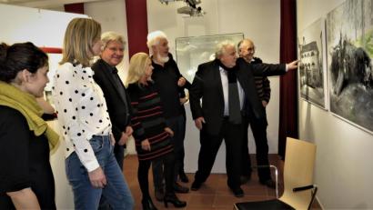 Bild: ubb
Bei der Finnissage nutzte auch Zweiter Bürgermeister Peter Gold (Zweiter von rechts) die Gelegenheit zu einem Gespräch mit den Künstlern über ihre Werke. So etwa über Toni Eichingers Bild „Tirschenreuth Flurnummer 185“. Das alte Gebäude mit den Arkaden soll saniert werden, aber ohne Nutzung bleiben.