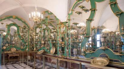 Bild: Sebastian Kahnert/zb/dpa
Ein Zimmer des Grünen Gewölbes im Dresdner Schloss der Staatlichen Kunstsammlungen Dresden (SKD). Dort ist am frühen Montagmorgen eingebrochen worden. Der Einbruch betrifft den historischen Teil der wertvollen Sammlung.