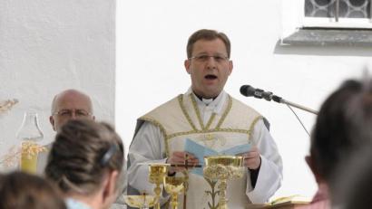 Archivbild: Petra Hartl
Dekan Markus Brunner hat sich mit seinem Seelsorgeteam und dem Pfarrgemeinderat von St. Georg viele Gedanken gemacht, wie man auf die rückläufigen Gottesdienstbesucher reagieren könne, um nun den Entschluss zu fassen, die beiden Messen am Sonntagvormittag in St. Georg auf ein Messangebot zu kürzen.